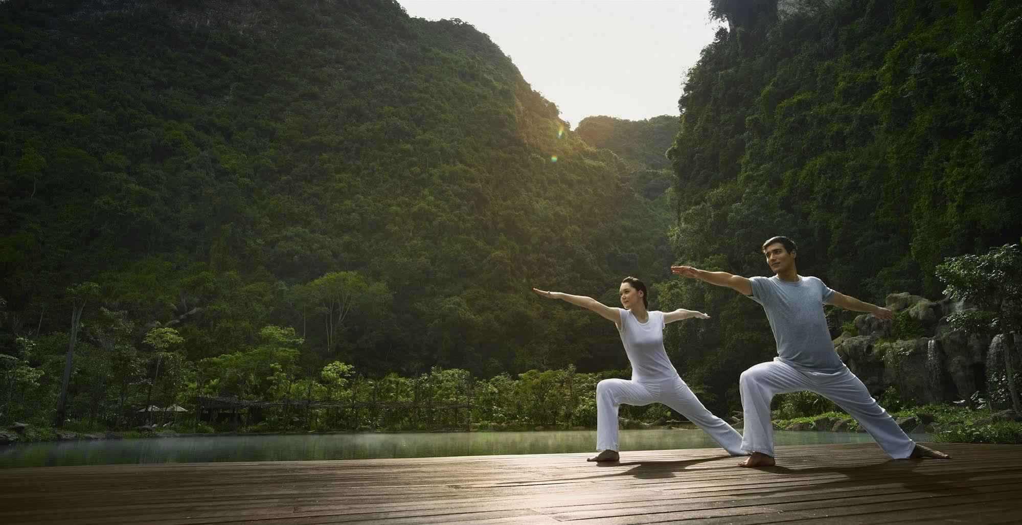 The Banjaran Hotsprings Retreat Hotel Ipoh Exterior foto A couple practicing yoga at the Banyan Tree Spa